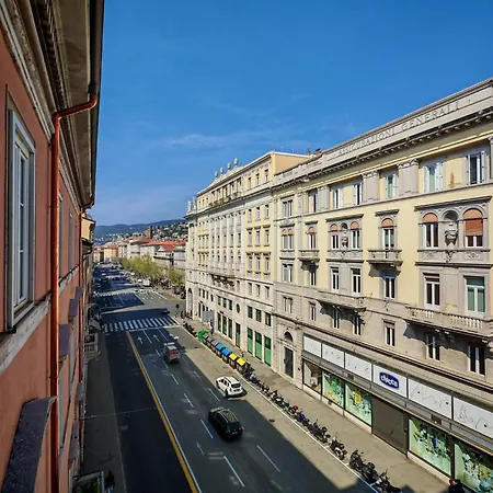 Jonathan Luxury Per 10 Apartment