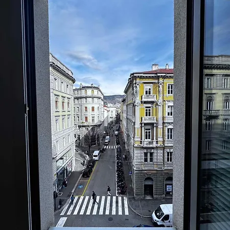 Jonathan Luxury Per 10 * Triest